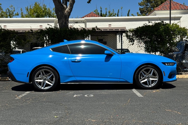 Ford Mustang Vehicle Full-screen Gallery Image 03