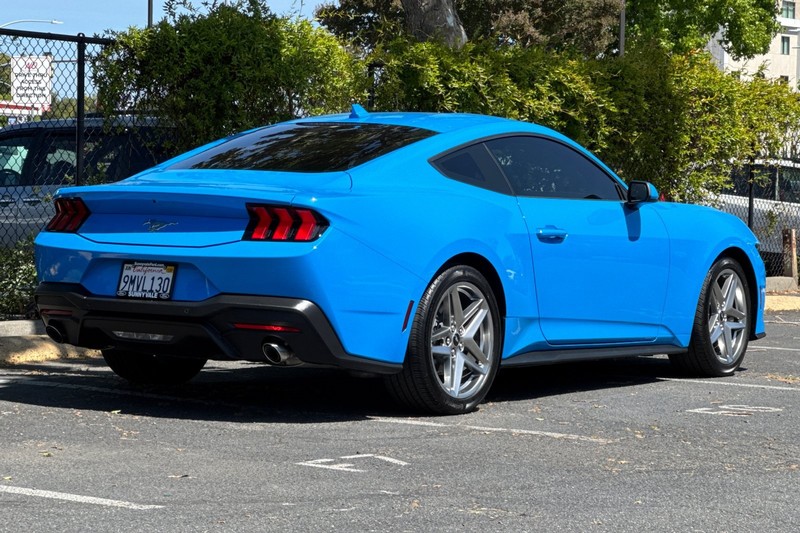 Ford Mustang Vehicle Full-screen Gallery Image 04