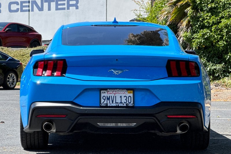 Ford Mustang Vehicle Full-screen Gallery Image 05