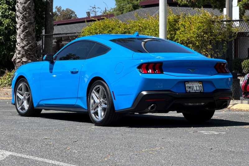 Ford Mustang Vehicle Full-screen Gallery Image 06