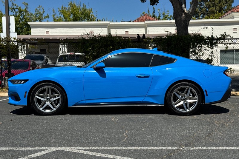 Ford Mustang Vehicle Full-screen Gallery Image 07