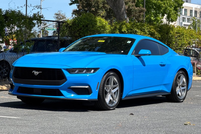 Ford Mustang Vehicle Full-screen Gallery Image 08