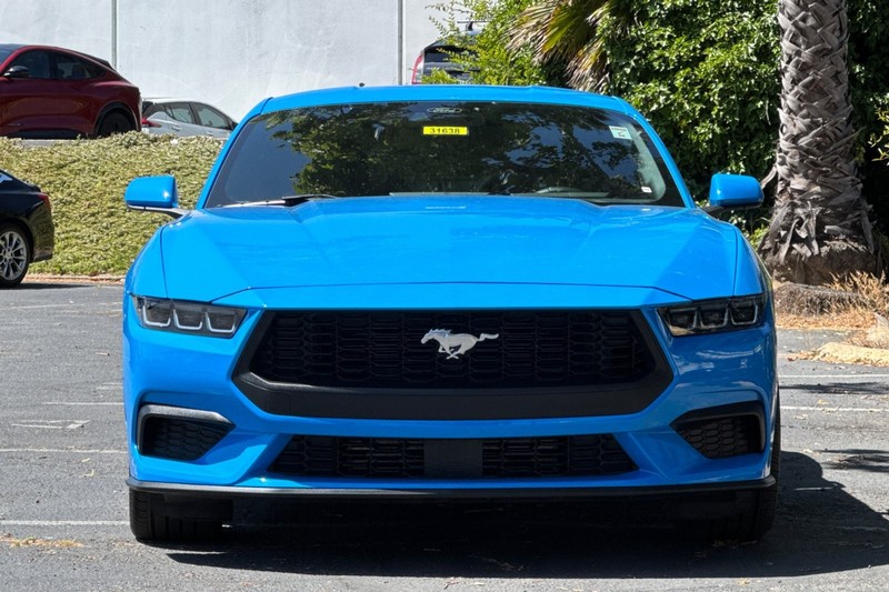 Ford Mustang Vehicle Full-screen Gallery Image 09