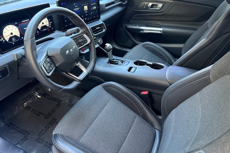 Ford Mustang Vehicle Full-screen Gallery Image 10