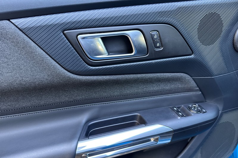 Ford Mustang Vehicle Full-screen Gallery Image 11