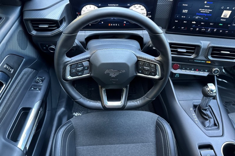 Ford Mustang Vehicle Full-screen Gallery Image 14