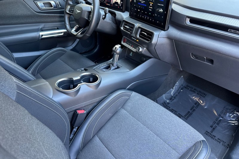 Ford Mustang Vehicle Full-screen Gallery Image 15