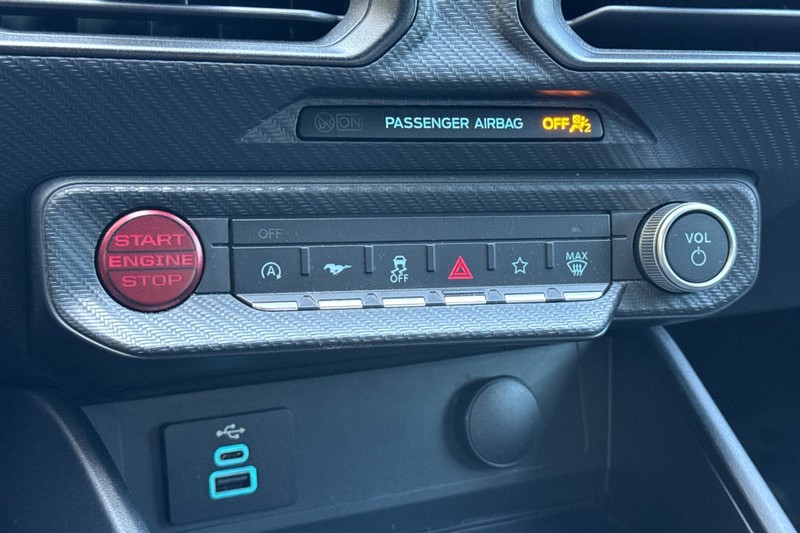 Ford Mustang Vehicle Full-screen Gallery Image 19