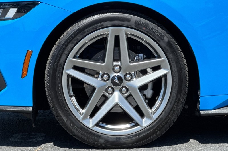 Ford Mustang Vehicle Full-screen Gallery Image 25