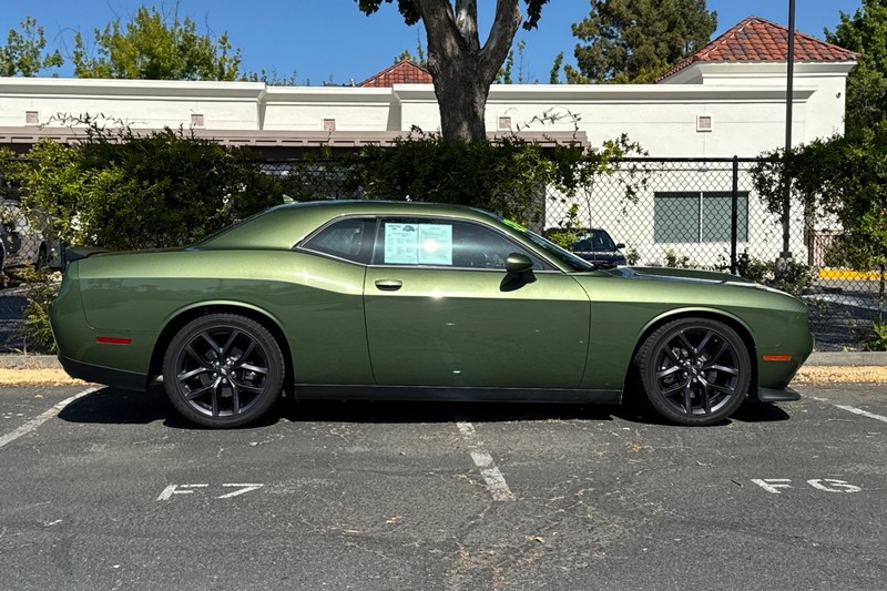 Dodge Challenger Vehicle Full-screen Gallery Image 03