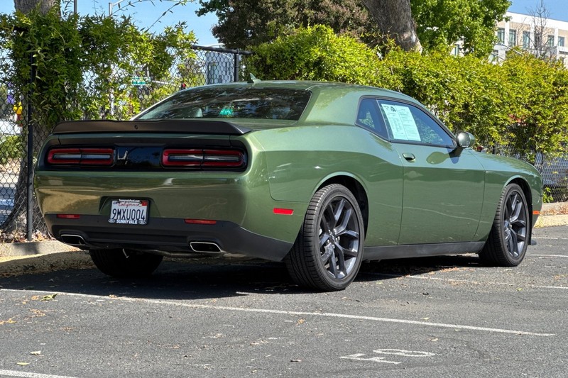 Dodge Challenger Vehicle Full-screen Gallery Image 04