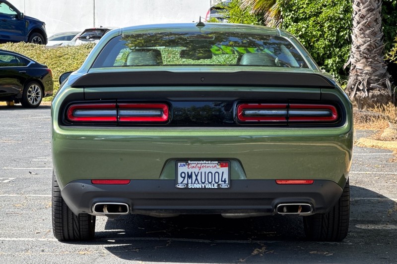 Dodge Challenger Vehicle Full-screen Gallery Image 05