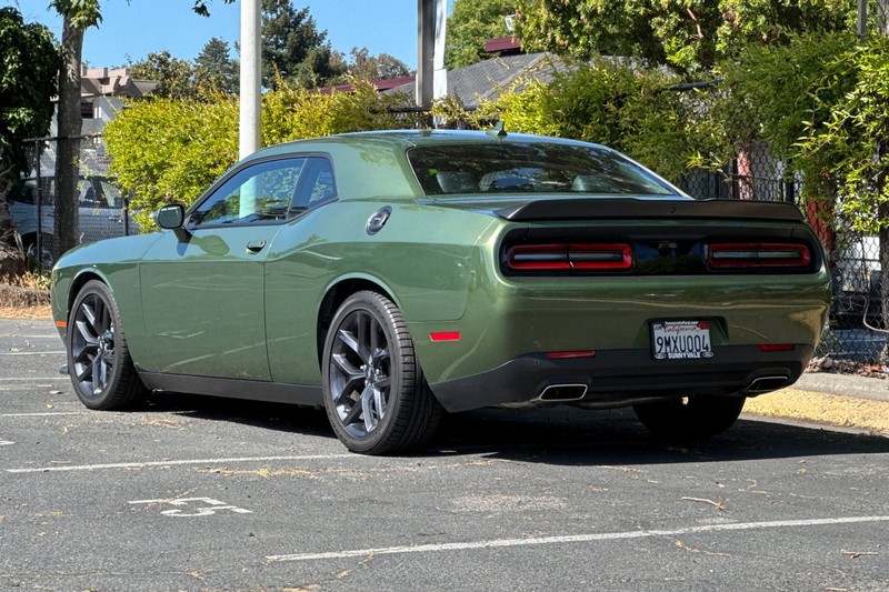 Dodge Challenger Vehicle Full-screen Gallery Image 06