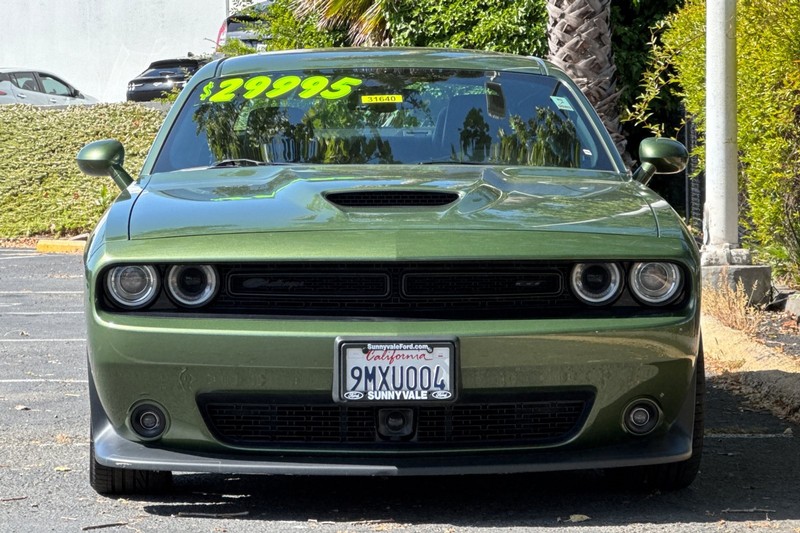 Dodge Challenger Vehicle Full-screen Gallery Image 09