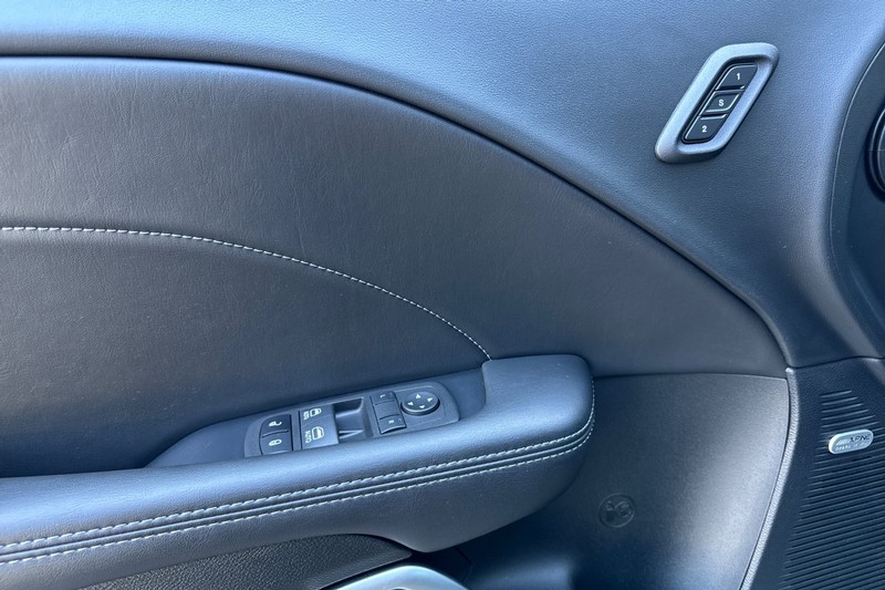 Dodge Challenger Vehicle Full-screen Gallery Image 11