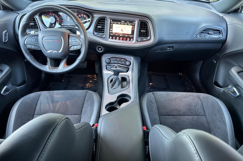 Dodge Challenger Vehicle Full-screen Gallery Image 13