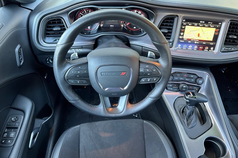 Dodge Challenger Vehicle Full-screen Gallery Image 14