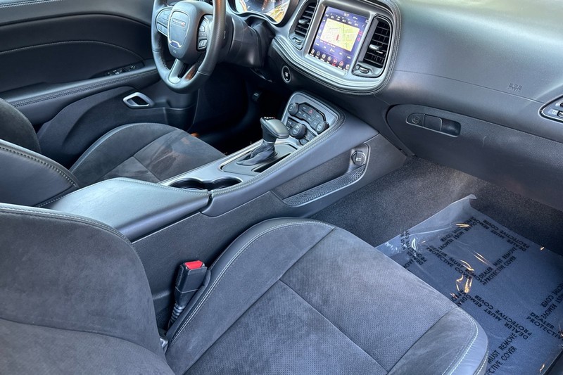 Dodge Challenger Vehicle Full-screen Gallery Image 15