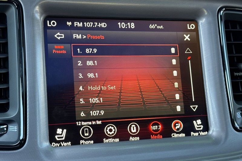 Dodge Challenger Vehicle Full-screen Gallery Image 17