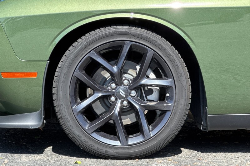 Dodge Challenger Vehicle Full-screen Gallery Image 26