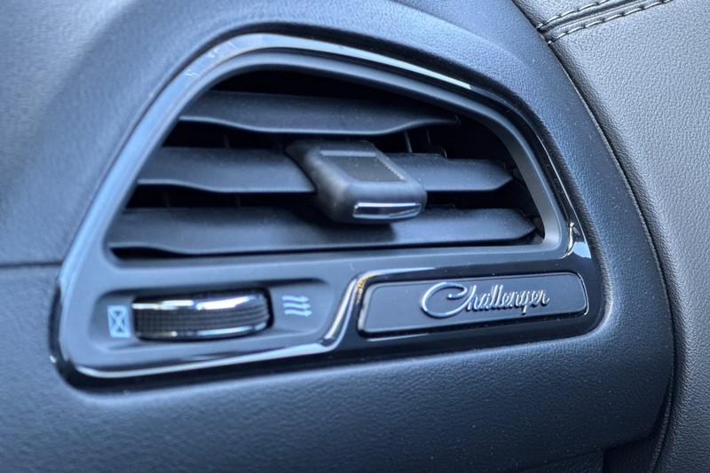 Dodge Challenger Vehicle Full-screen Gallery Image 28