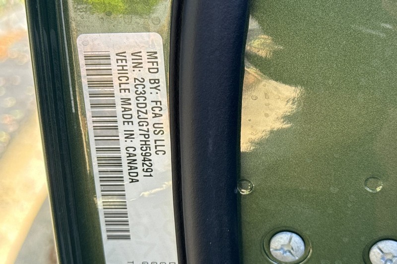 Dodge Challenger Vehicle Full-screen Gallery Image 29