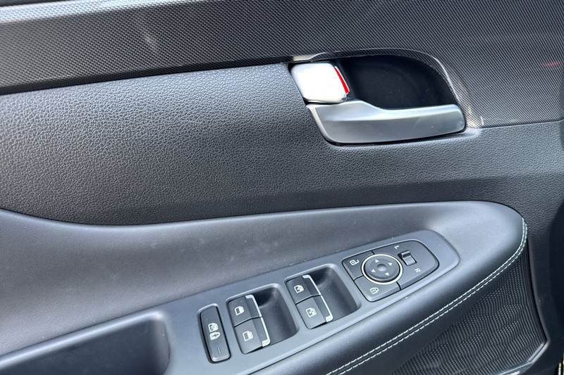 Hyundai Santa Fe Vehicle Full-screen Gallery Image 11