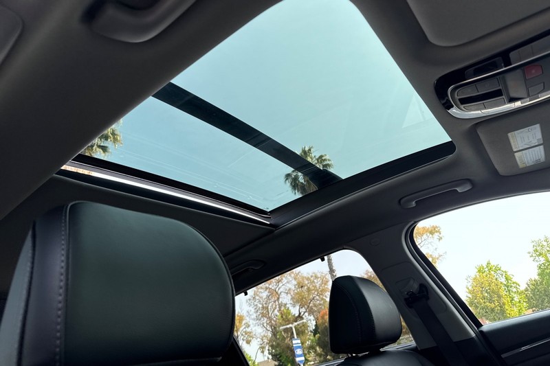 Hyundai Santa Fe Vehicle Full-screen Gallery Image 16