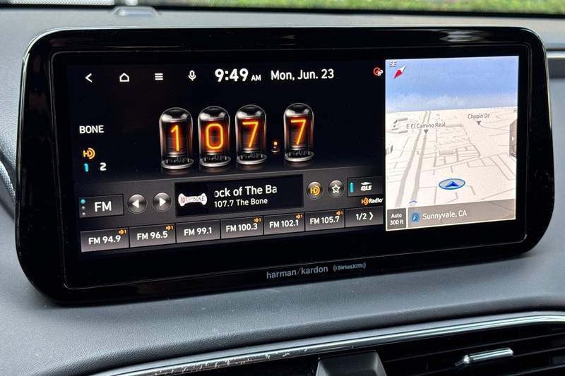 Hyundai Santa Fe Vehicle Full-screen Gallery Image 17