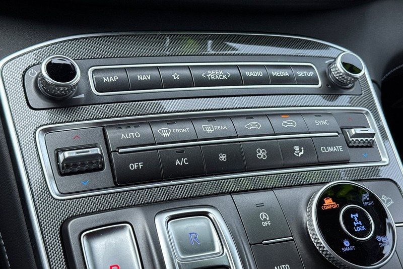 Hyundai Santa Fe Vehicle Full-screen Gallery Image 20