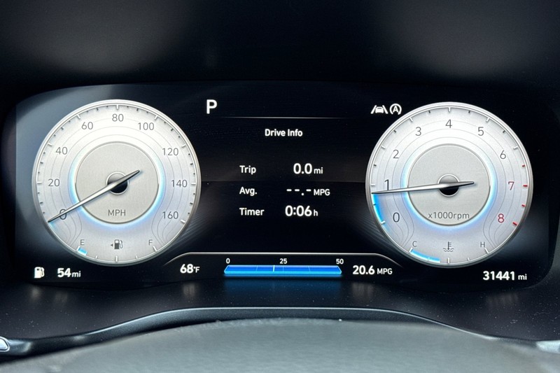 Hyundai Santa Fe Vehicle Full-screen Gallery Image 24