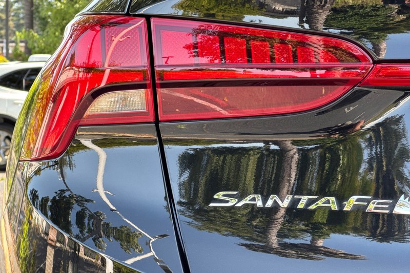 Hyundai Santa Fe Vehicle Full-screen Gallery Image 27