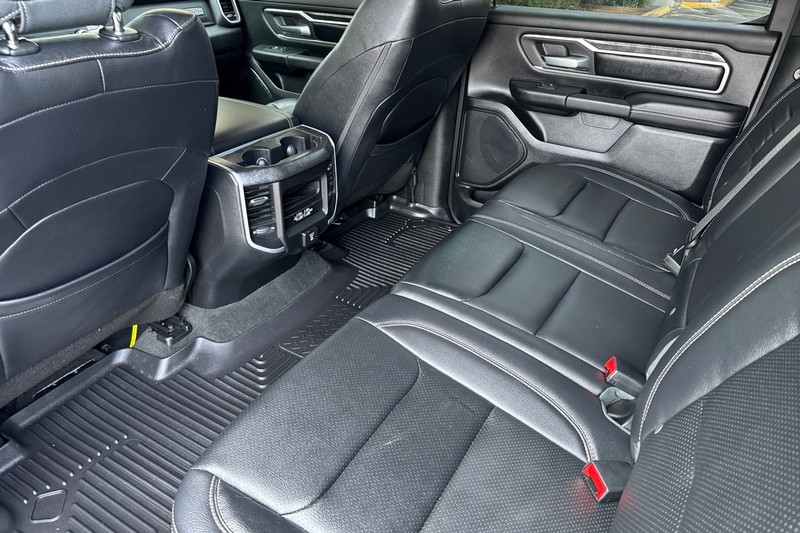Ram 1500 Vehicle Full-screen Gallery Image 12
