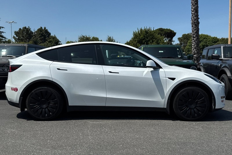 Tesla Model Y Vehicle Full-screen Gallery Image 03