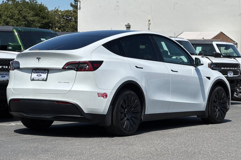 Tesla Model Y Vehicle Full-screen Gallery Image 04