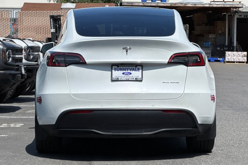 Tesla Model Y Vehicle Full-screen Gallery Image 05