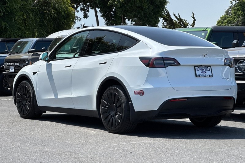 Tesla Model Y Vehicle Full-screen Gallery Image 06