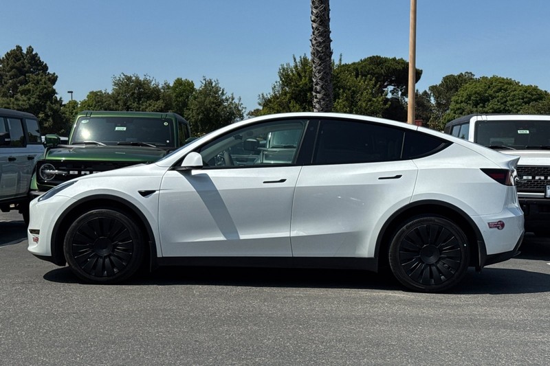 Tesla Model Y Vehicle Full-screen Gallery Image 07