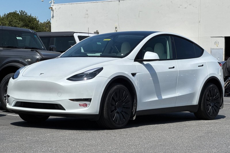 Tesla Model Y Vehicle Full-screen Gallery Image 08