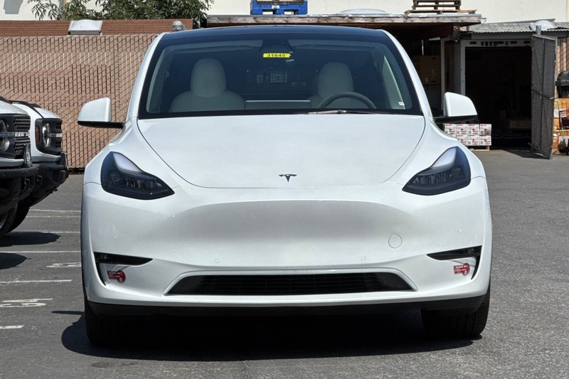 Tesla Model Y Vehicle Full-screen Gallery Image 09