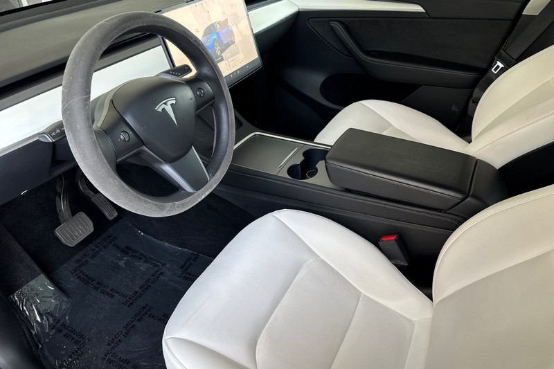 Tesla Model Y Vehicle Full-screen Gallery Image 10