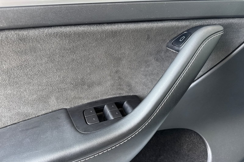 Tesla Model Y Vehicle Full-screen Gallery Image 11