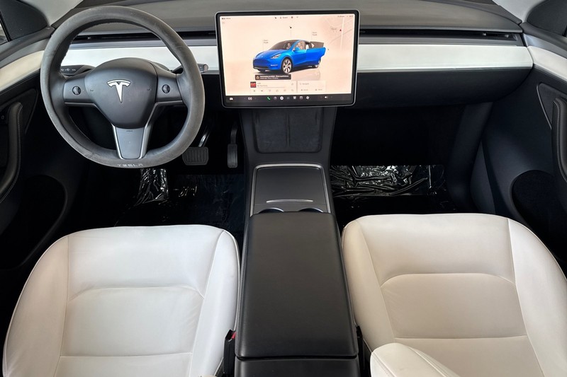 Tesla Model Y Vehicle Full-screen Gallery Image 13