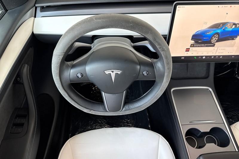 Tesla Model Y Vehicle Full-screen Gallery Image 14