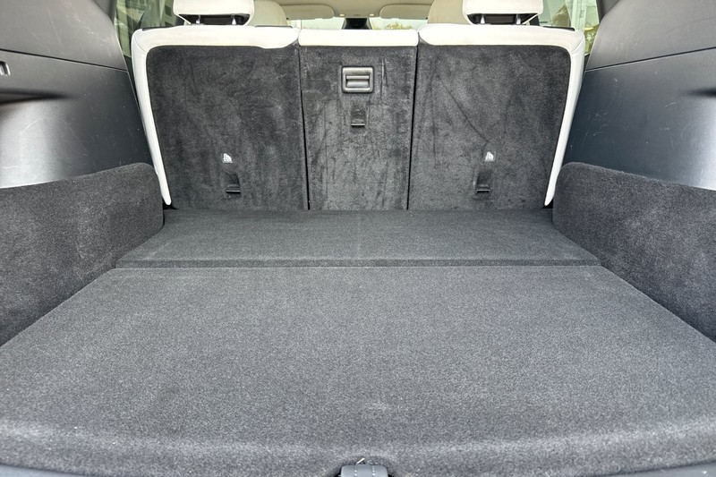 Tesla Model Y Vehicle Full-screen Gallery Image 15
