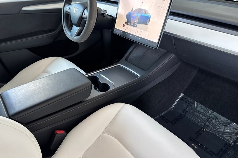 Tesla Model Y Vehicle Full-screen Gallery Image 16