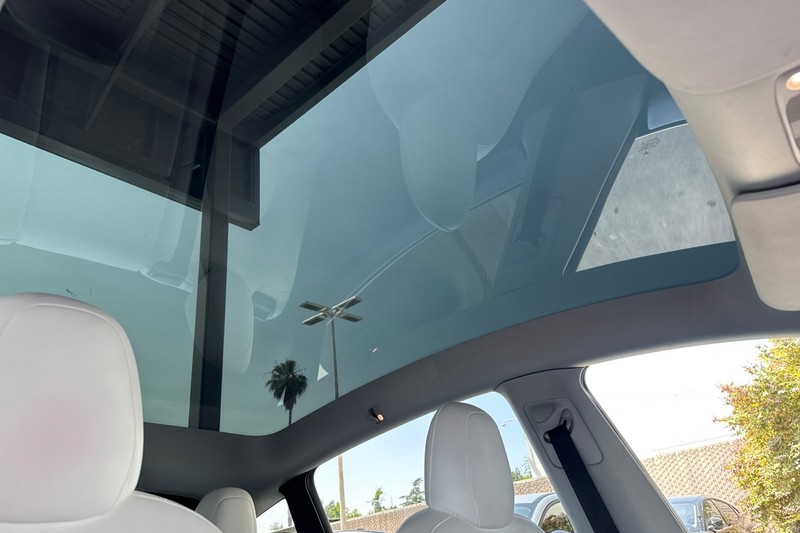 Tesla Model Y Vehicle Full-screen Gallery Image 17