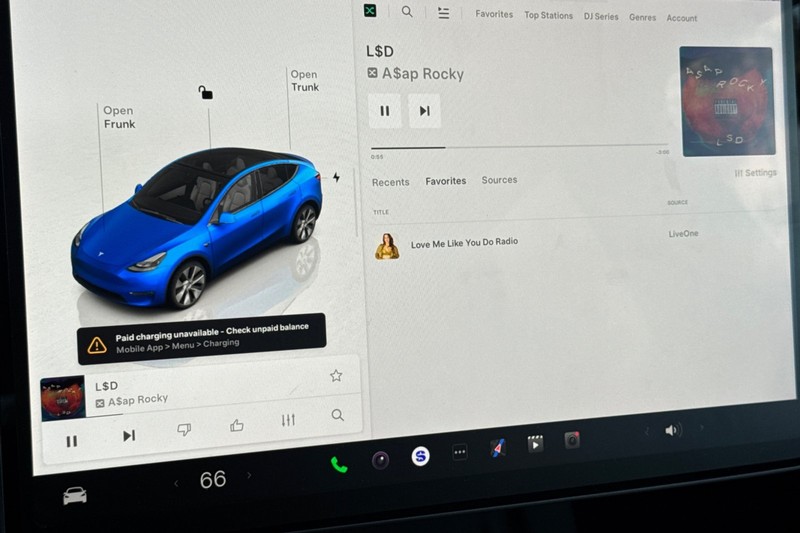 Tesla Model Y Vehicle Full-screen Gallery Image 18