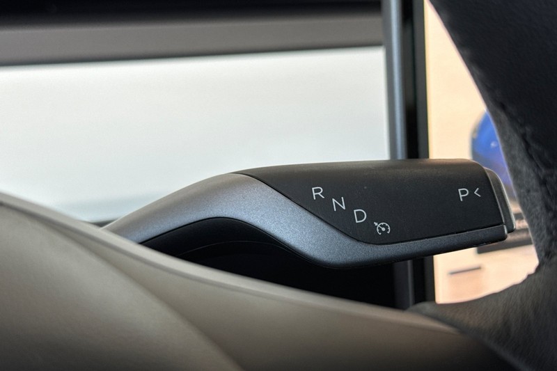 Tesla Model Y Vehicle Full-screen Gallery Image 22