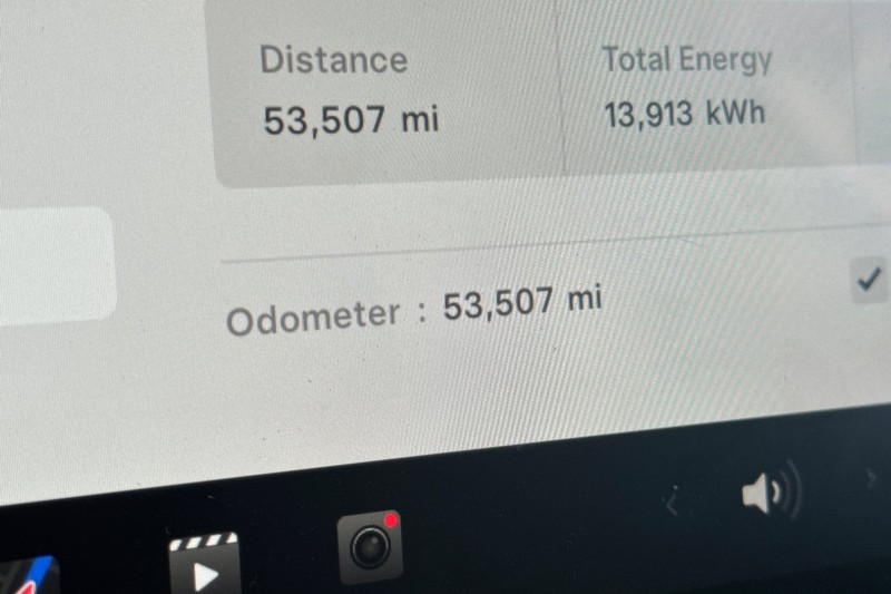 Tesla Model Y Vehicle Full-screen Gallery Image 24